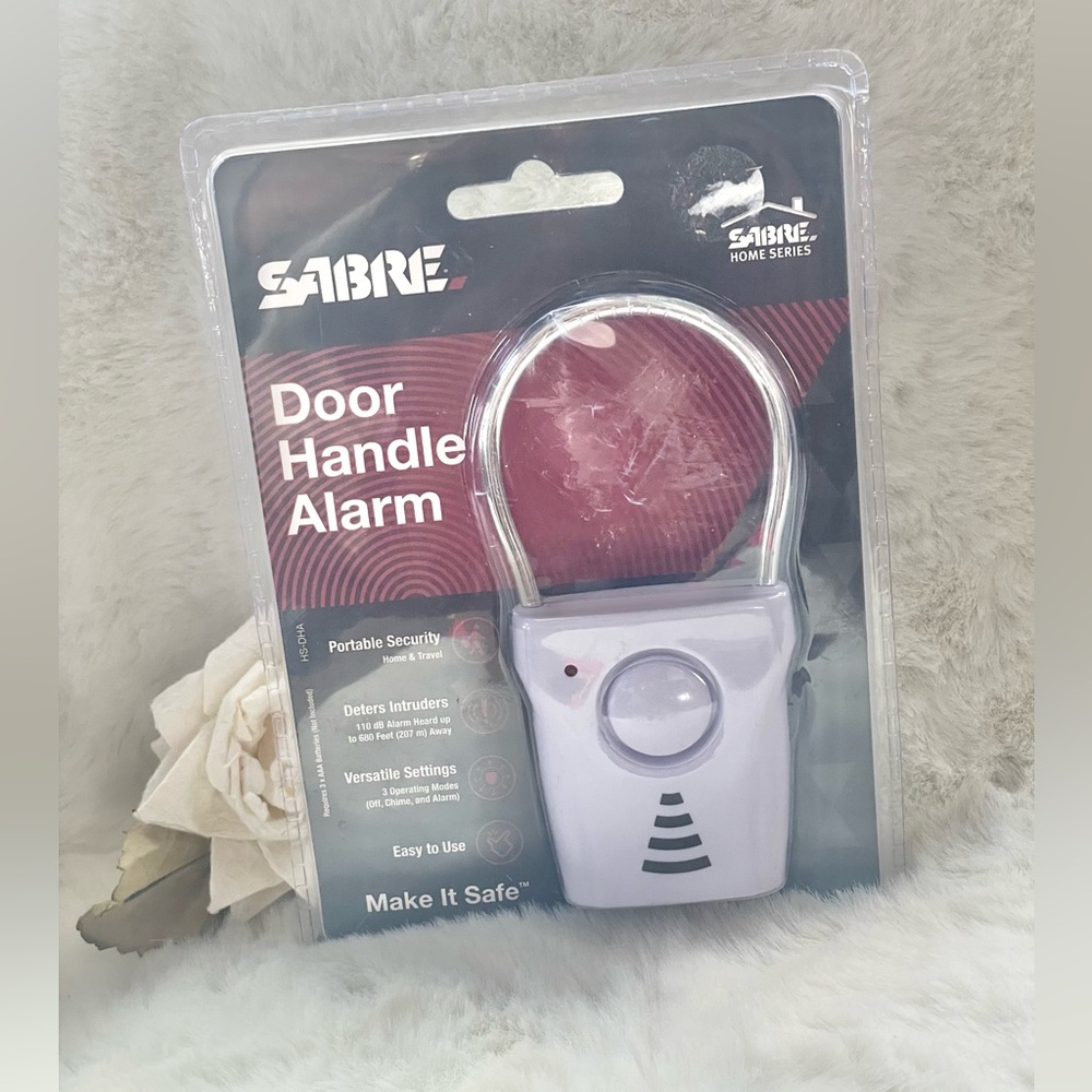 New with tag DOOR HANDLE ALARM•PORTABLE HAS VERSATILE SETTINGS• DETERS INTRUDERS